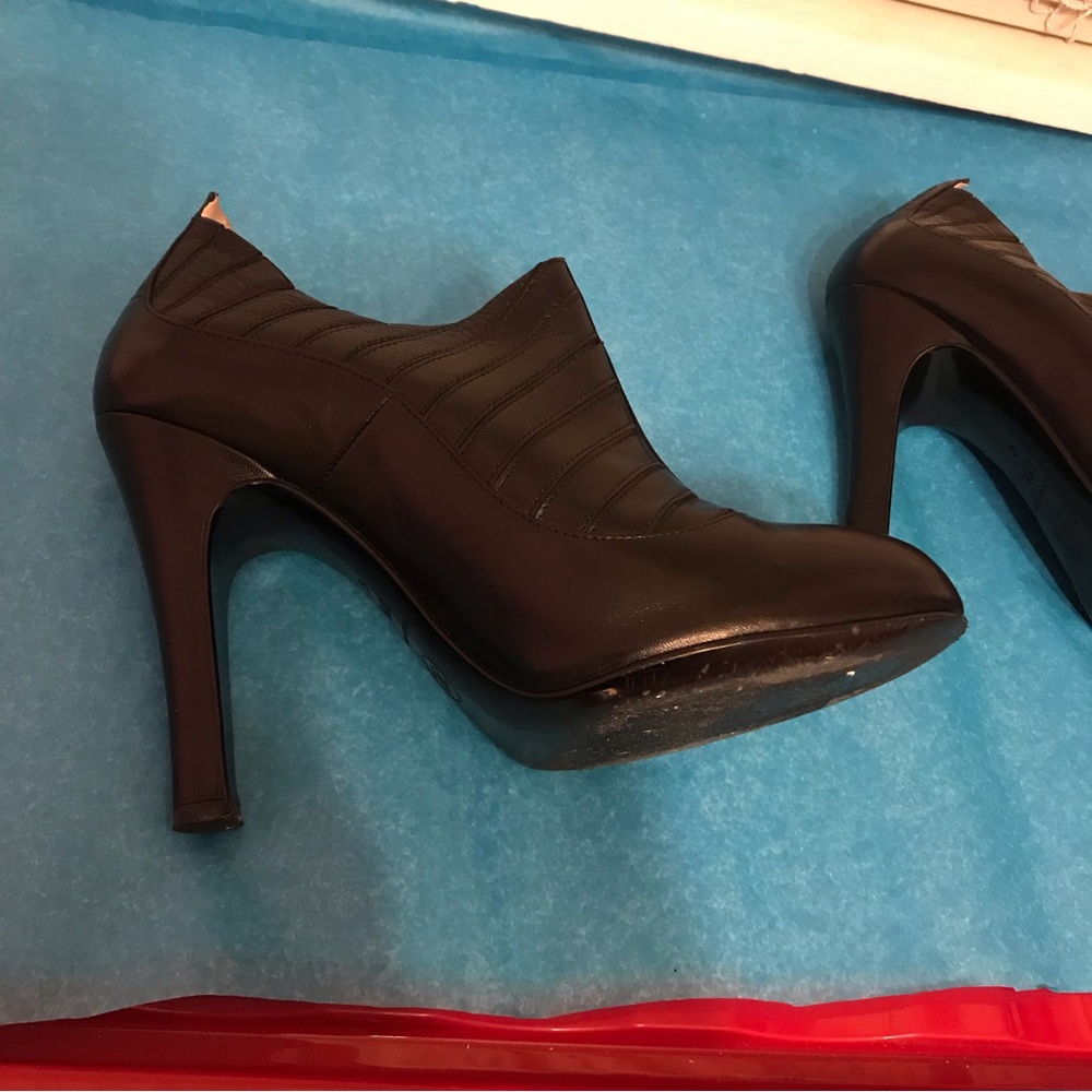 Chanel 2006 Paris New York quilted black ankle heels 37.5 - Picture 7 of 12
